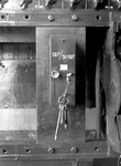 834655 Afbeelding van het slot met sleutels voor de wissels van de Buurtsporen op een bloktoestel van het N.S.-station ...